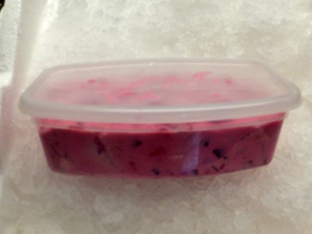"Heringssalat Rote Beete" -milde Heringshappen in feiner Salatcreme mit Sauerrahm, rote Beete, Gurke + Apfel